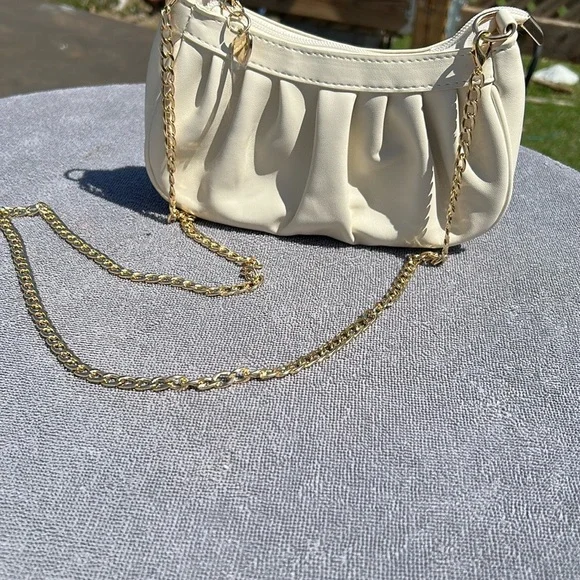 Elegant off white/Cream Shoulder Bag with beautiful gold accents - Picture 3 of 7
